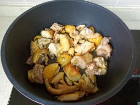 爆炒至三黄鸡表面微黄。