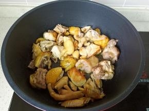 爆炒至三黄鸡表面微黄。