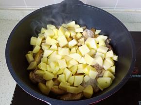 加入切好的土豆块。