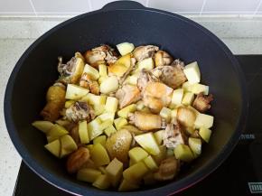 土豆翻炒两分钟。