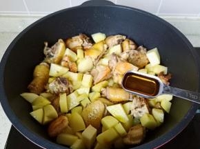 加入料酒两勺。