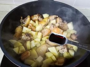 加入生抽两勺。