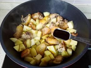 加入蚝油两勺。