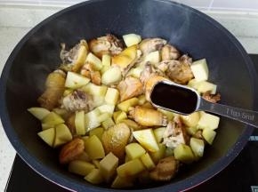 加入蚝油两勺。