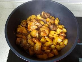 大火将调味料翻炒均匀。