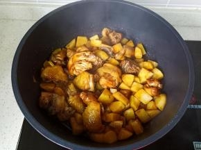 大火将调味料翻炒均匀。