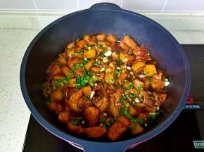 出锅之前撒一点葱花。