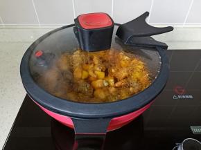 盖上盖子转中小火炖煮10分钟左右。