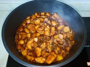 炖煮到汤汁差不多时开大火收汁。