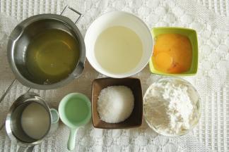 步骤1、准备戚风杯子材料。分离好的蛋白放入干净无水无油盆中，冷藏备用。