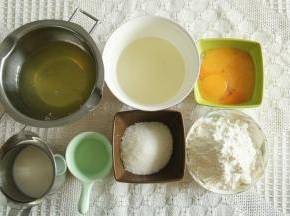 步骤1、准备戚风杯子材料。分离好的蛋白放入干净无水无油盆中，冷藏备用。