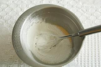 步骤3、搅打均匀后，将低粉筛入。