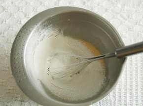 步骤3、搅打均匀后，将低粉筛入。