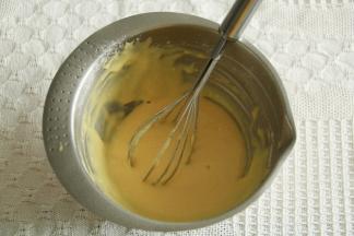 步骤4、用蛋抽Z字形拌匀到没有干粉，成顺滑滴落的蛋黄糊。盆边要刮下一起拌匀。放置一旁备用。