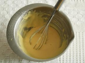 步骤4、用蛋抽Z字形拌匀到没有干粉，成顺滑滴落的蛋黄糊。盆边要刮下一起拌匀。放置一旁备用。