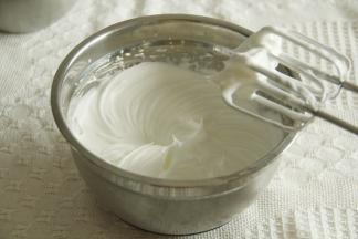 步骤5、此时可以预热烤箱上下180度。取出蛋白，加入几滴白醋或者柠檬汁去腥。电动打蛋器高速打发，打到鱼眼泡，加入1/3细砂糖；然后继续打到细密小泡，加入1/3细砂糖；打到蛋白略带纹路，加入最后的细砂糖。打到如图，提起打蛋头能拉出小尖（干性发泡），转低速再打几圈，整理下大气泡。蛋白最后是细腻带光泽的。