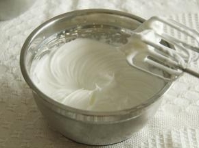 步骤5、此时可以预热烤箱上下180度。取出蛋白，加入几滴白醋或者柠檬汁去腥。电动打蛋器高速打发，打到鱼眼泡，加入1/3细砂糖；然后继续打到细密小泡，加入1/3细砂糖；打到蛋白略带纹路，加入最后的细砂糖。打到如图，提起打蛋头能拉出小尖（干性发泡），转低速再打几圈，整理下大气泡。蛋白最后是细腻带光泽的。