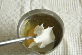 步骤6、取1/3蛋白霜入蛋黄糊中，左手配合逆时针转盆，右手用蛋抽从2点钟方向切入，从盆底划到7点钟方向翻起到盆中心，重复动作，初步混匀。蛋抽不要提得太高，防止带入太多的空气，烤出的成品会有好多气孔。