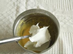 步骤6、取1/3蛋白霜入蛋黄糊中，左手配合逆时针转盆，右手用蛋抽从2点钟方向切入，从盆底划到7点钟方向翻起到盆中心，重复动作，初步混匀。蛋抽不要提得太高，防止带入太多的空气，烤出的成品会有好多气孔。