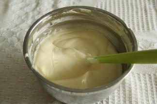 步骤7、再取1/3蛋白霜，重复上一步，翻拌均匀。然后倒回到剩余蛋白霜中，同样操作，混匀后，最后用刮刀，将盆边和盆底部蛋抽没有拌匀的，再翻拌几下即可。