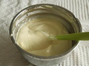 步骤7、再取1/3蛋白霜，重复上一步，翻拌均匀。然后倒回到剩余蛋白霜中，同样操作，混匀后，最后用刮刀，将盆边和盆底部蛋抽没有拌匀的，再翻拌几下即可。