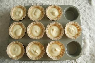 步骤8、将面糊装入裱花袋，挤入排好的纸杯中，8分满即可！可以挤10-12个。