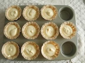 步骤8、将面糊装入裱花袋，挤入排好的纸杯中，8分满即可！可以挤10-12个。