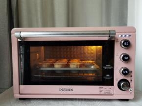 步骤9、提起模具，轻振2下振出大气泡，送入烤箱中层偏下位置。转上下150度，烤30分钟。烤完就可以出炉，振2下模具，将热气振出，然后转移到冷凉架上冷凉即可！