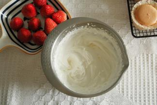 步骤10、冷凉期间，准备淡奶油，加细砂糖打发到有纹路，裱花状态，无需打太硬。圆孔裱花嘴，将打好的淡奶油装入裱花袋备用。草莓清洗干净，用厨房纸巾擦干。