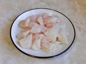 龙利鱼洗净切小块。