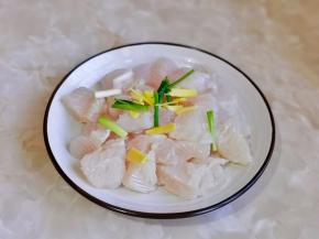 加入切好的姜丝葱段。