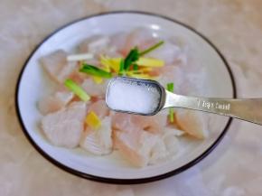 按个人口味加入盐。