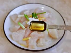 加入料酒去腥。