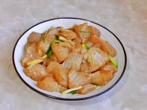 戴上手套抓拌均匀腌制十分钟。