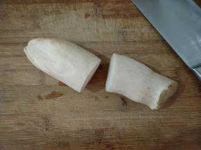 杏鲍菇洗干净后，从中间切成两段，如果买的杏鲍菇比较大，也可以切成三段