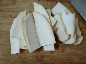 然后切成片，厚薄都可以，薄一点的话，到时更入味些