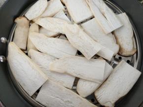 锅中水开后，将杏鲍菇放入锅中蒸10分钟左右