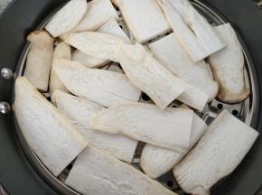 锅中水开后，将杏鲍菇放入锅中蒸10分钟左右