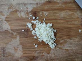 杏鲍菇晾凉的时候，我们来准备其他的，将大蒜拍扁后切成大蒜碎