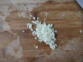 杏鲍菇晾凉的时候，我们来准备其他的，将大蒜拍扁后切成大蒜碎