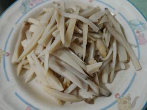 晾凉后切成条，能切成更细就更好了