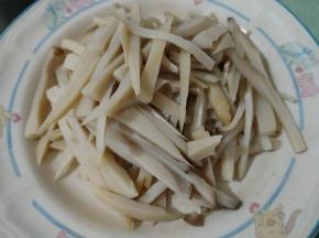 晾凉后切成条，能切成更细就更好了