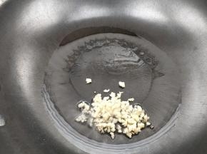 热油下入大蒜碎，煸炒出香味