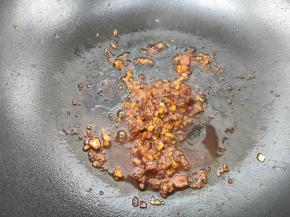 加入一勺牛肉酱，少许盐