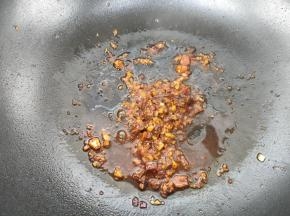 加入一勺牛肉酱，少许盐