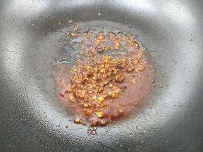 加入适量的水，搅拌均匀，水开后关火