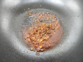 加入适量的水，搅拌均匀，水开后关火