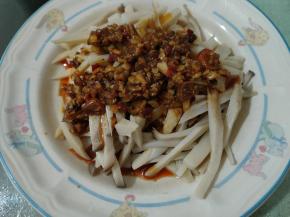 将酱汁加入到杏鲍菇中，翻拌均匀就可以啦