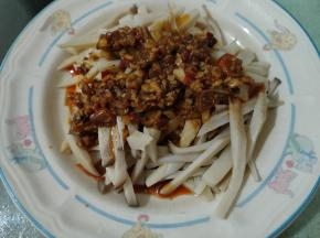 将酱汁加入到杏鲍菇中，翻拌均匀就可以啦