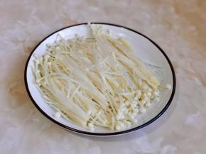 金针菇去根洗净装盘。